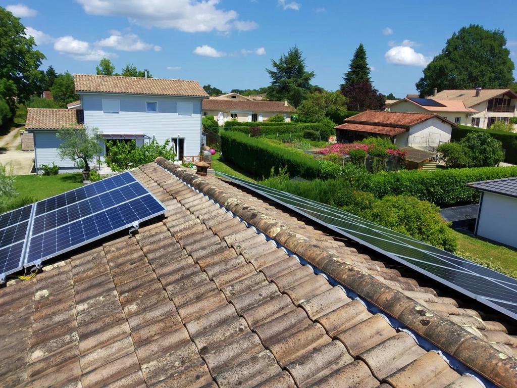 Vue a&eacute;rienne d'une installation de panneaux solaires sur une toiture