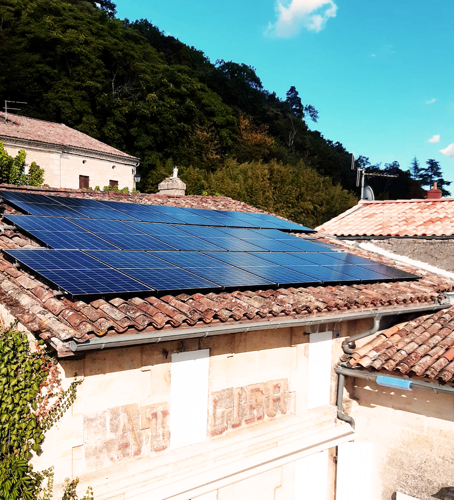 Vue a&eacute;rienne d'une installation de panneaux solaires sur une toiture
