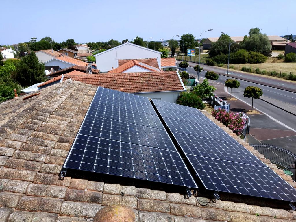 Vue a&eacute;rienne d'une installation de panneaux solaires sur une toiture