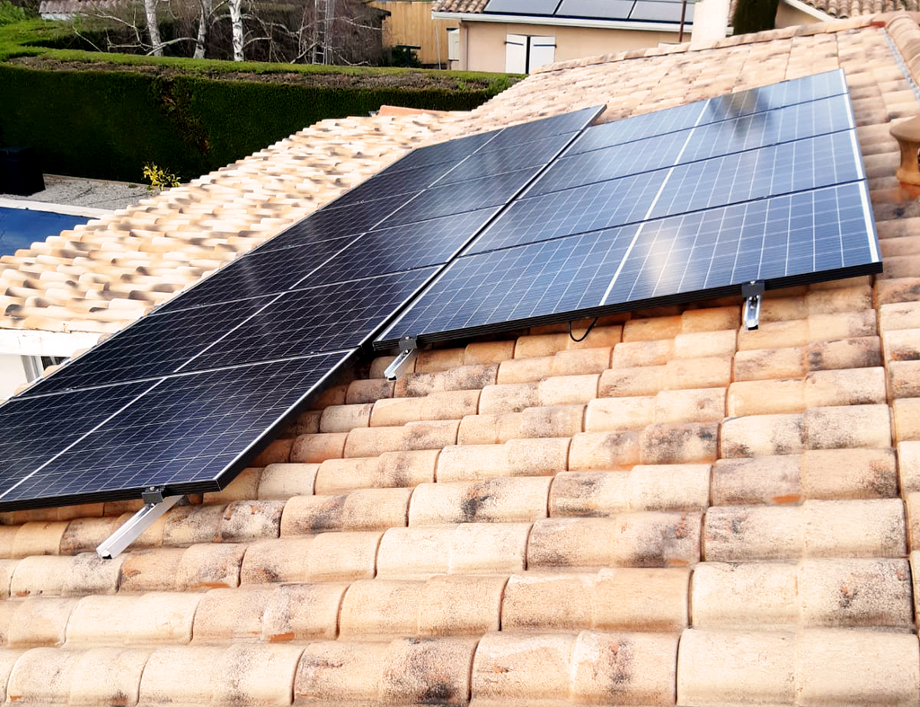 Vue a&eacute;rienne d'une installation de panneaux solaires sur une toiture