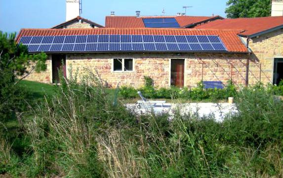 Vue a&eacute;rienne d'une installation de panneaux solaires sur une toiture