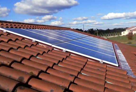 Vue a&eacute;rienne d'une installation de panneaux solaires sur une toiture