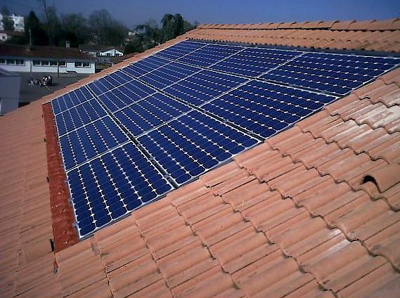 Vue a&eacute;rienne d'une installation de panneaux solaires sur une toiture