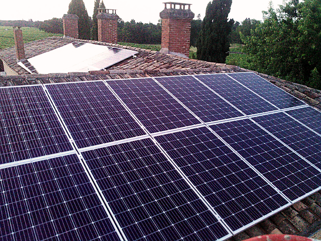 Installation de panneaux solaires sur une toiture en tuiles.