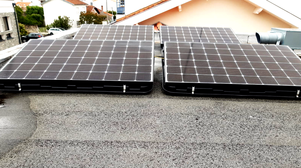 Installation de panneaux solaires sur une toiture en tuiles.