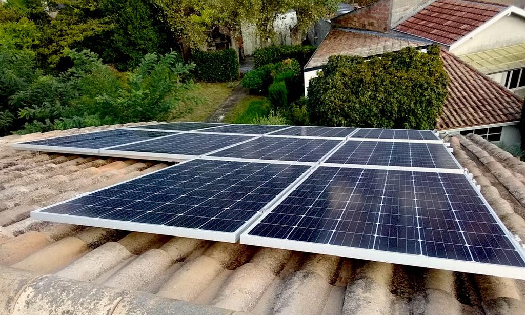 Installation de panneaux solaires sur une toiture en tuiles.