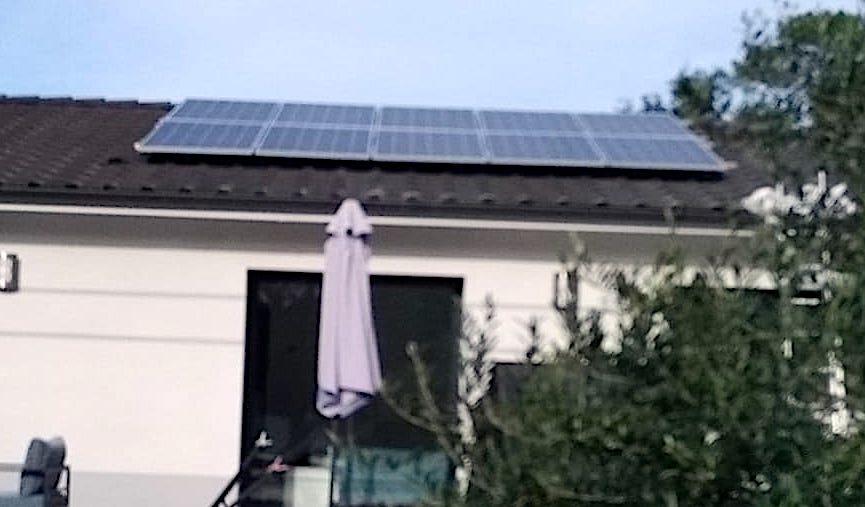Installation de panneaux solaires sur une toiture en tuiles.