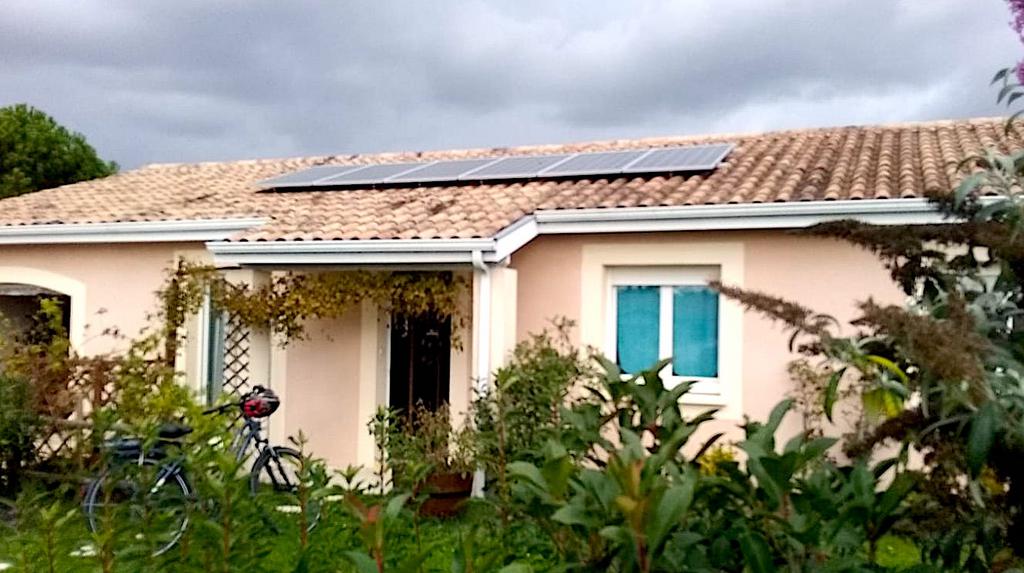 Installation de panneaux solaires sur une toiture en tuiles.