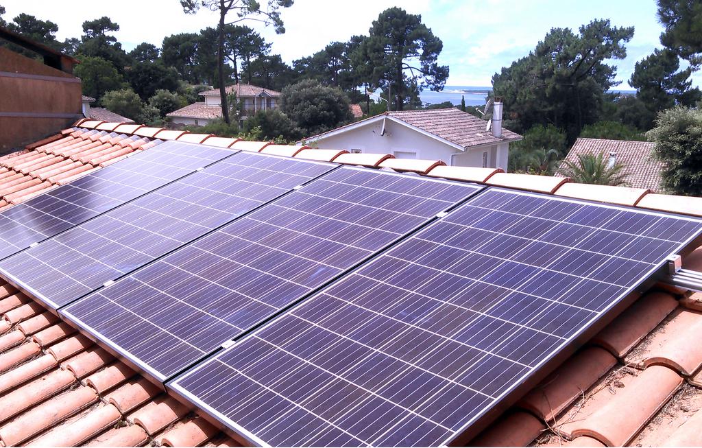 Vue a&eacute;rienne d'une installation de panneaux solaires sur une toiture