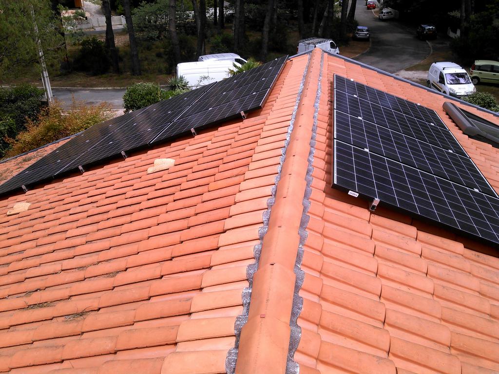 Vue a&eacute;rienne d'une installation de panneaux solaires sur une toiture