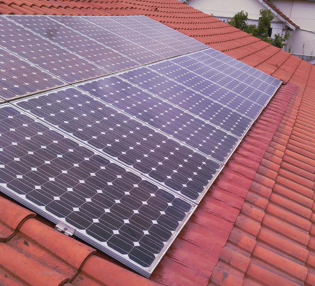 Installation de panneaux solaires sur une toiture en tuiles.