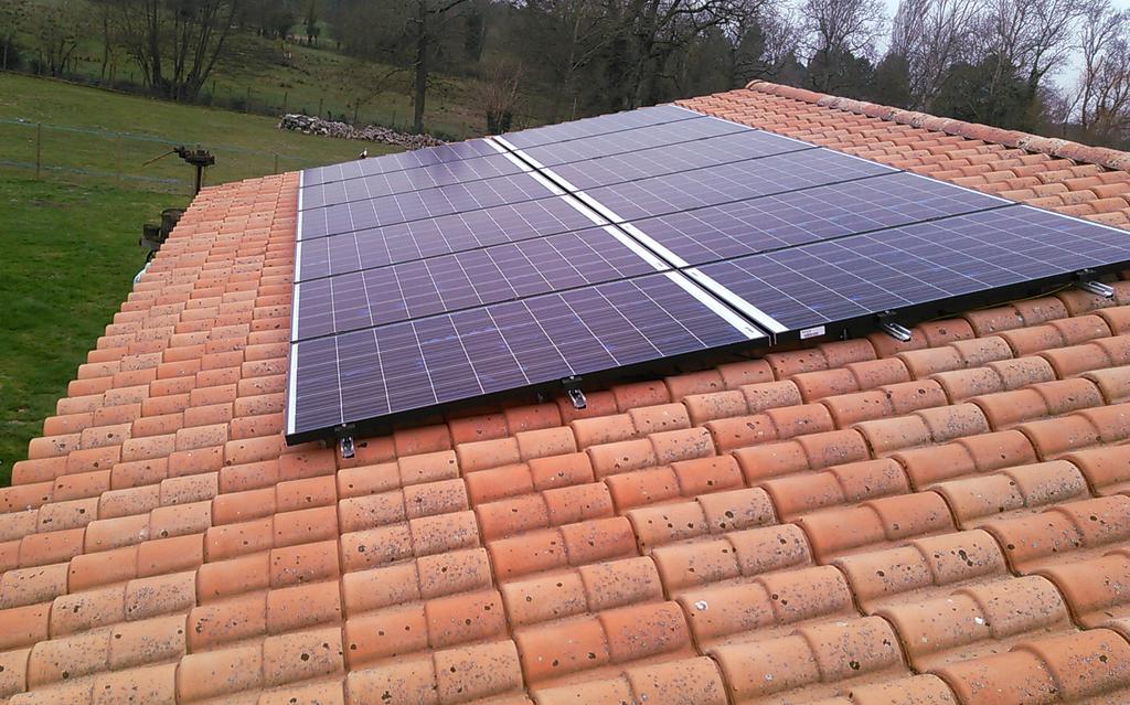 Vue a&eacute;rienne d'une installation de panneaux solaires sur une toiture