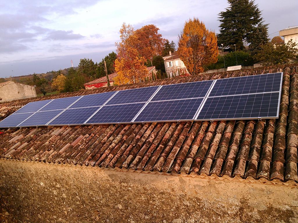 Vue a&eacute;rienne d'une installation de panneaux solaires sur une toiture