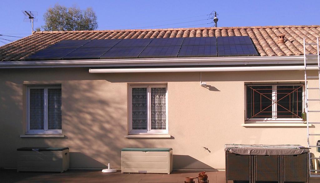Vue a&eacute;rienne d'une installation de panneaux solaires sur une toiture