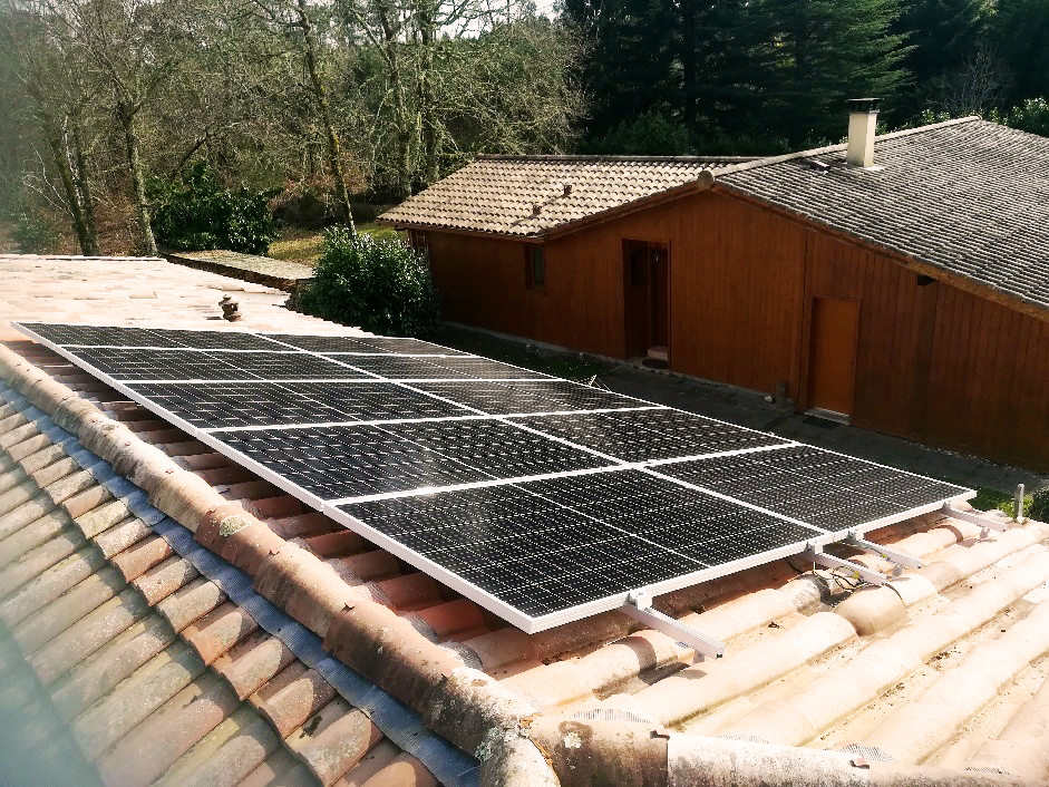 Installation de panneaux solaires sur une toirure en tuile