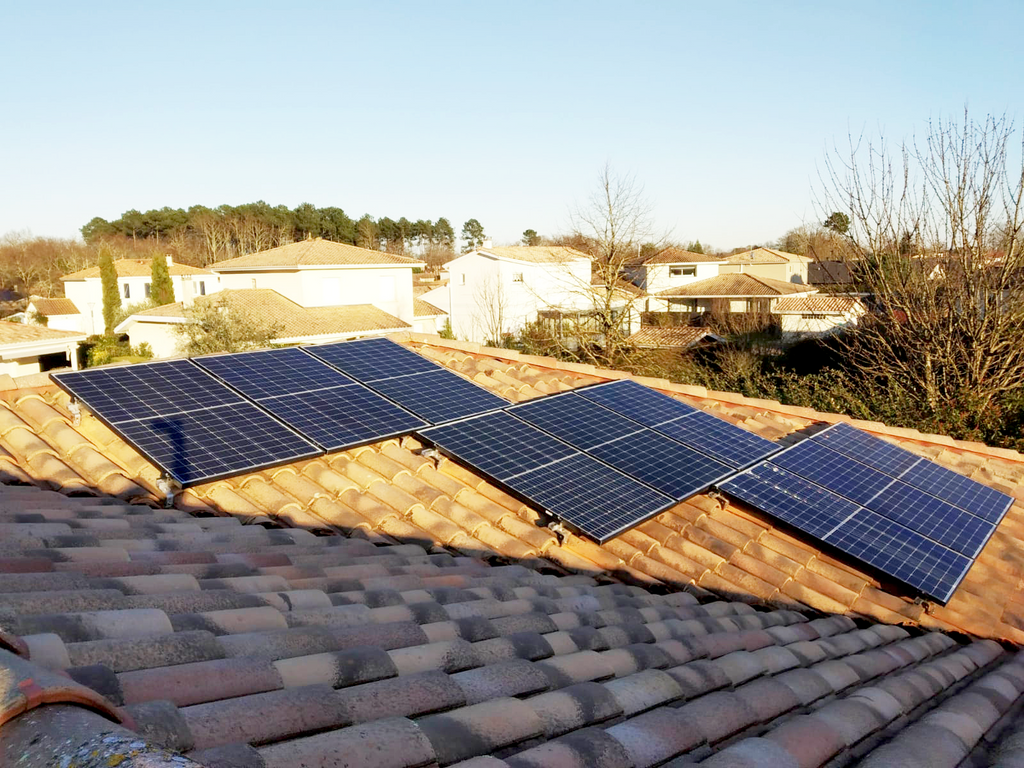 Vue a&eacute;rienne d'une installation de panneaux solaires photovolta&iuml;ques sur une toiture