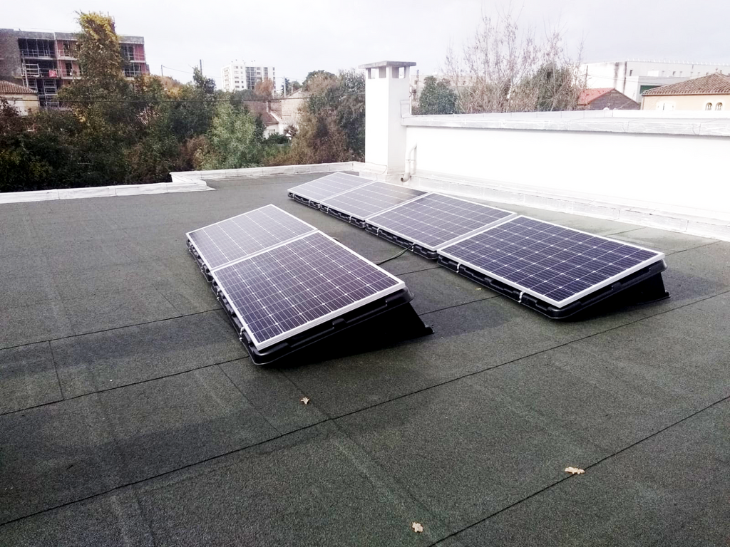 Vue a&eacute;rienne d'une installation de panneaux solaires photovolta&iuml;ques sur une toiture
