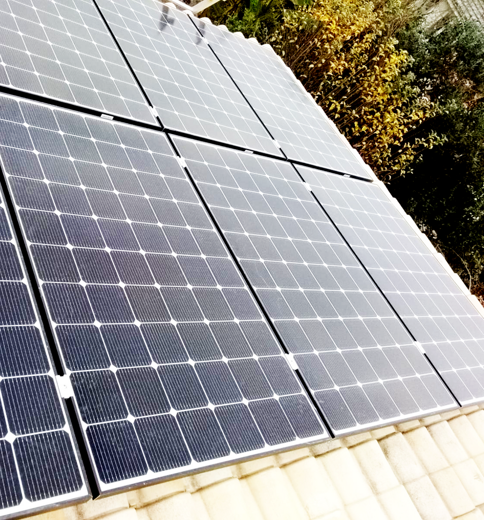 Vue a&eacute;rienne d'une installation de panneaux solaires photovolta&iuml;ques sur une toiture