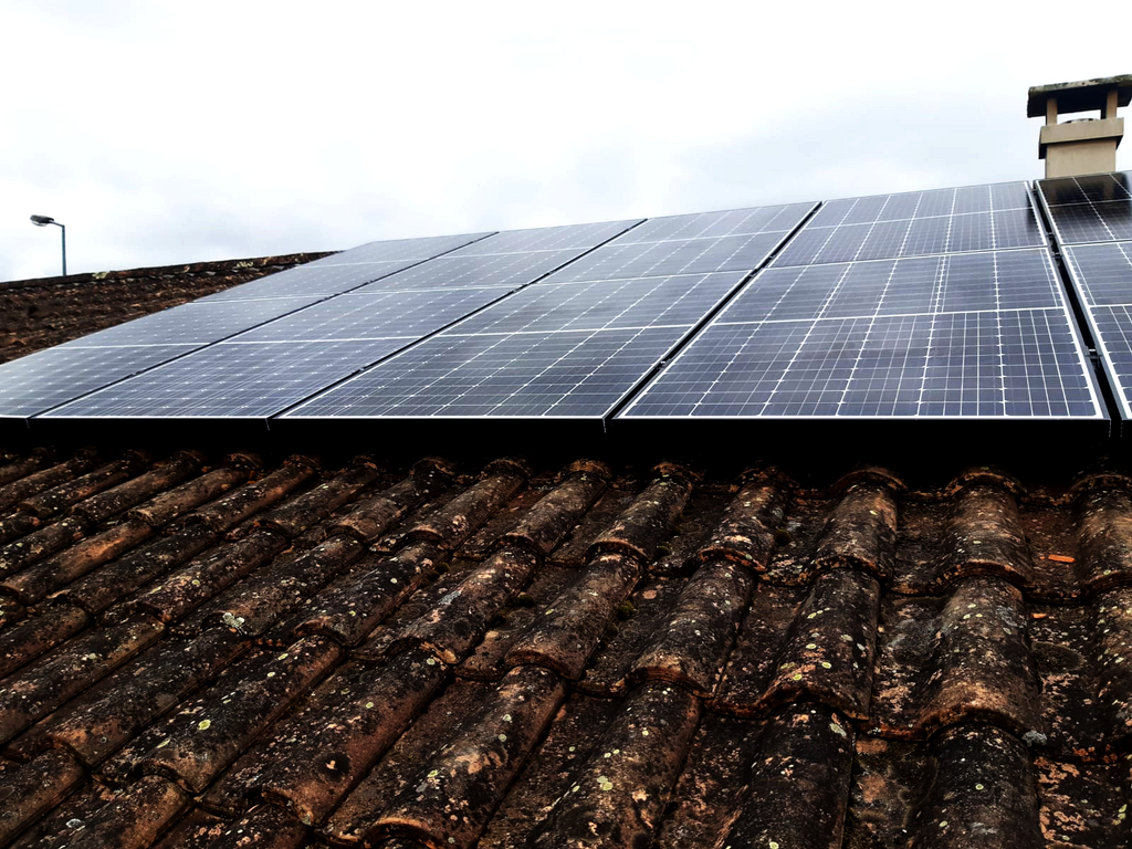 Vue a&eacute;rienne d'une installation de panneaux solaires photovolta&iuml;ques sur une toiture