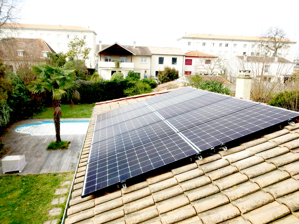 Vue a&eacute;rienne d'une installation de panneaux solaires photovolta&iuml;ques sur une toiture