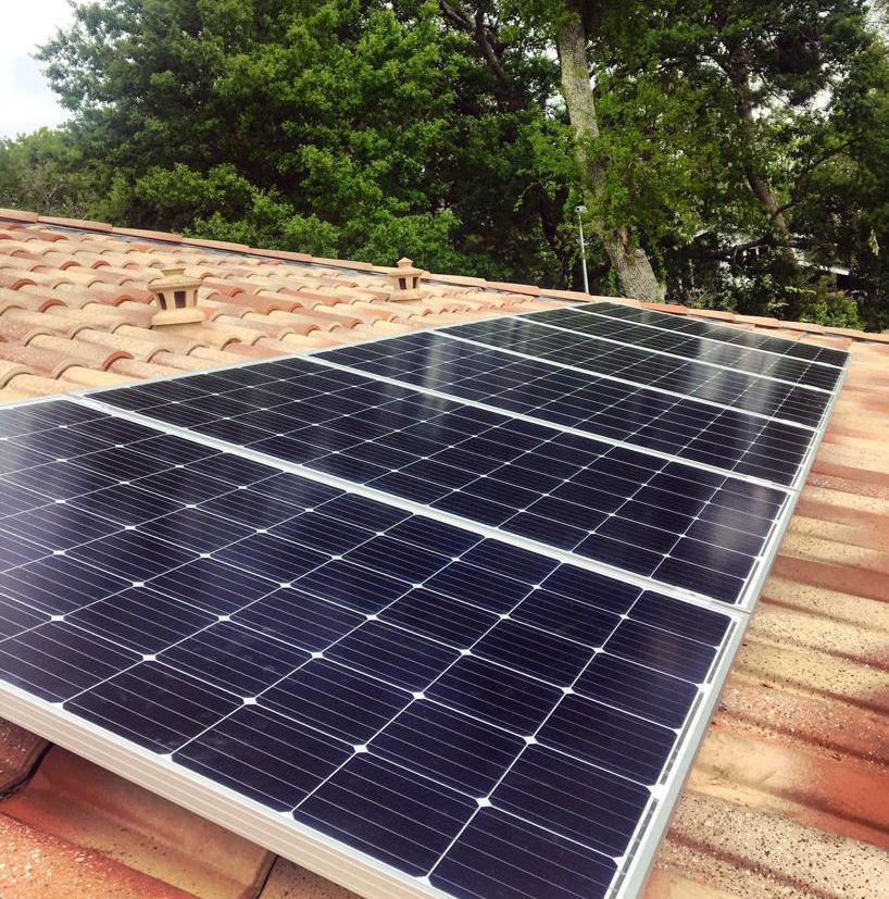 Vue a&eacute;rienne d'une installation de panneaux solaires photovolta&iuml;ques sur une toiture