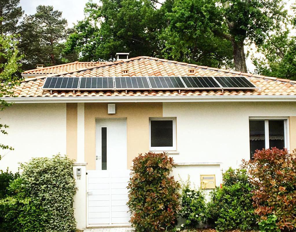 Vue a&eacute;rienne d'une installation de panneaux solaires photovolta&iuml;ques sur une toiture