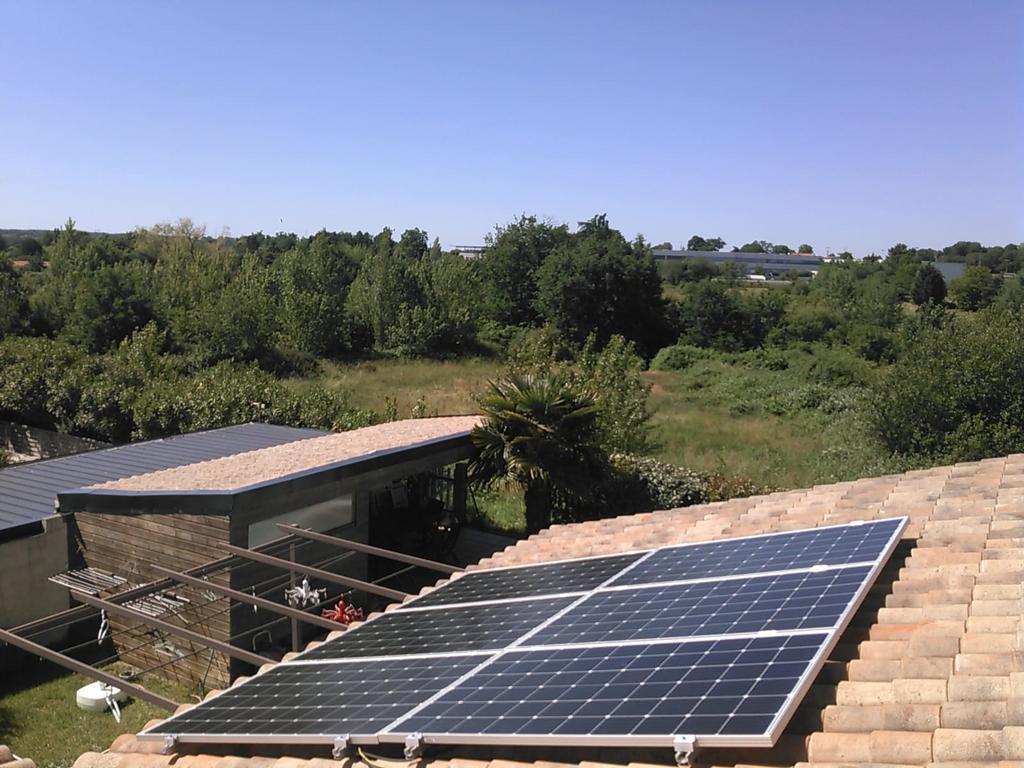 Vue a&eacute;rienne d'une installation de panneaux solaires sur une toiture